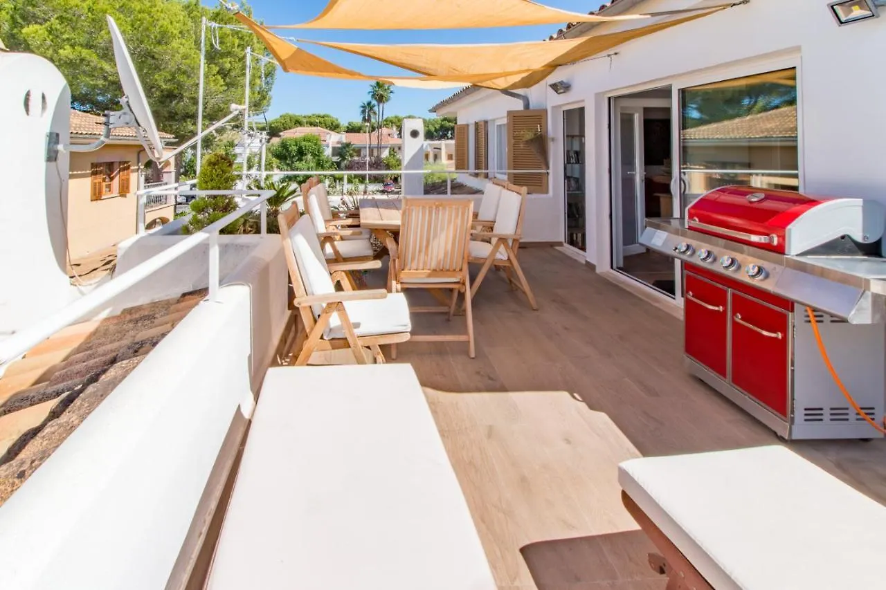 Beach Inn Apartment 알쿠디아
