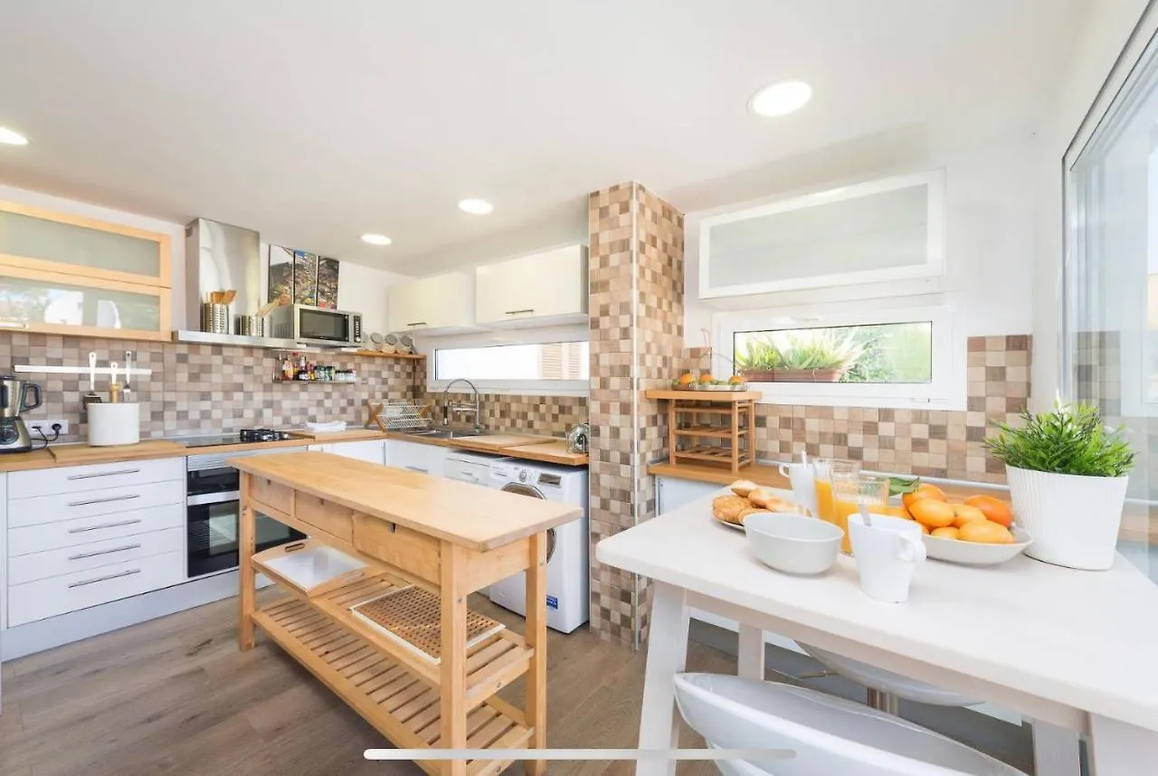 Beach Inn Apartment 알쿠디아