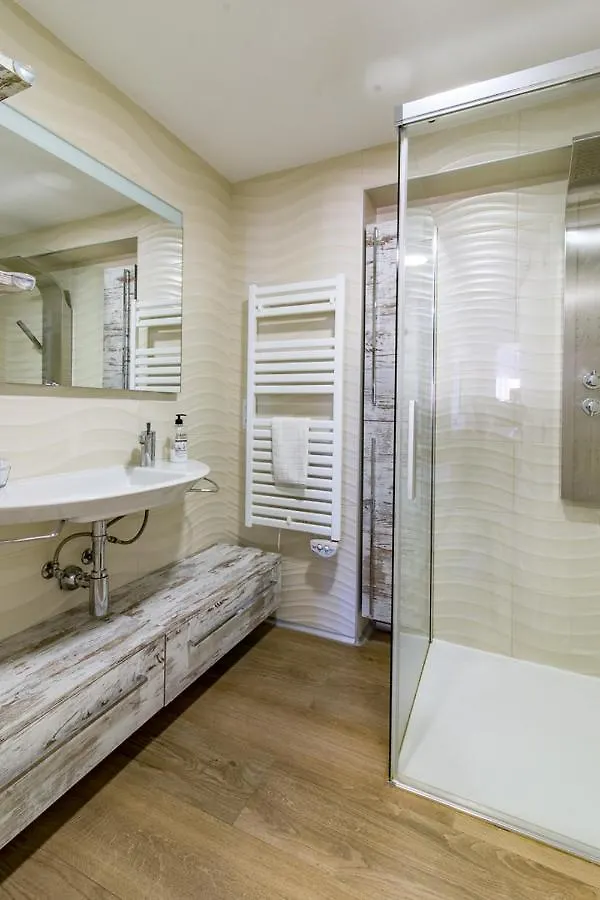 Beach Inn Apartment 알쿠디아