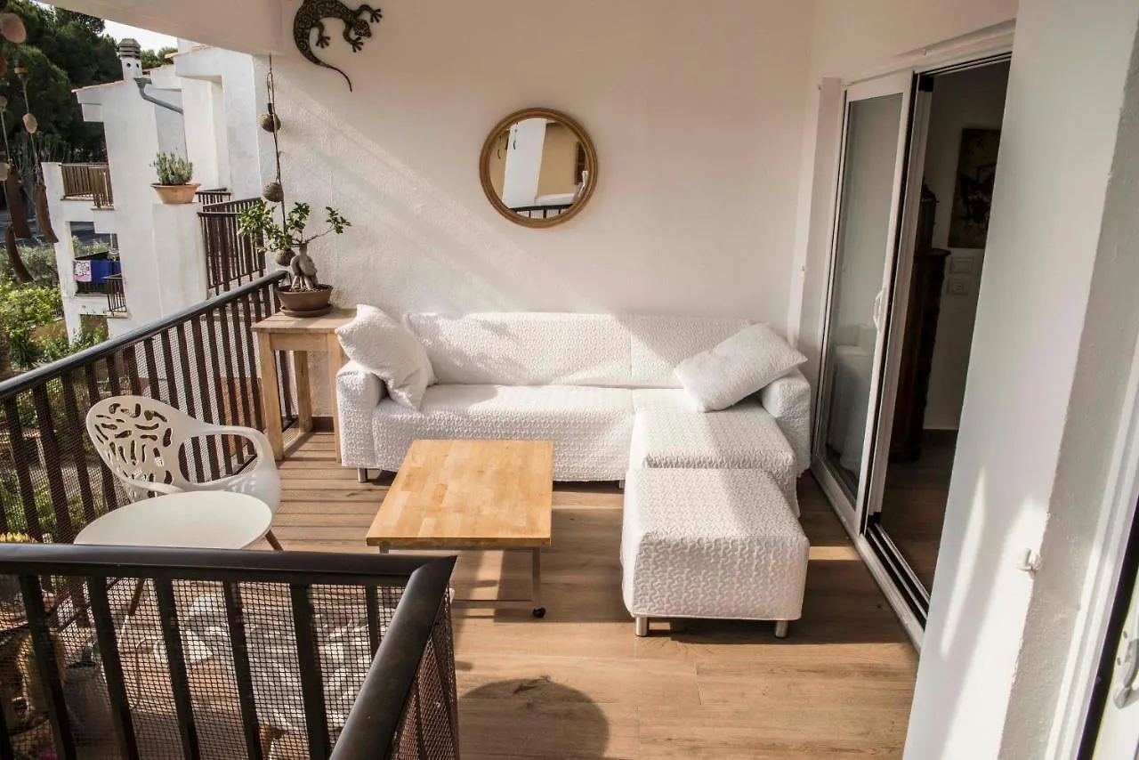 Beach Inn Apartment 알쿠디아