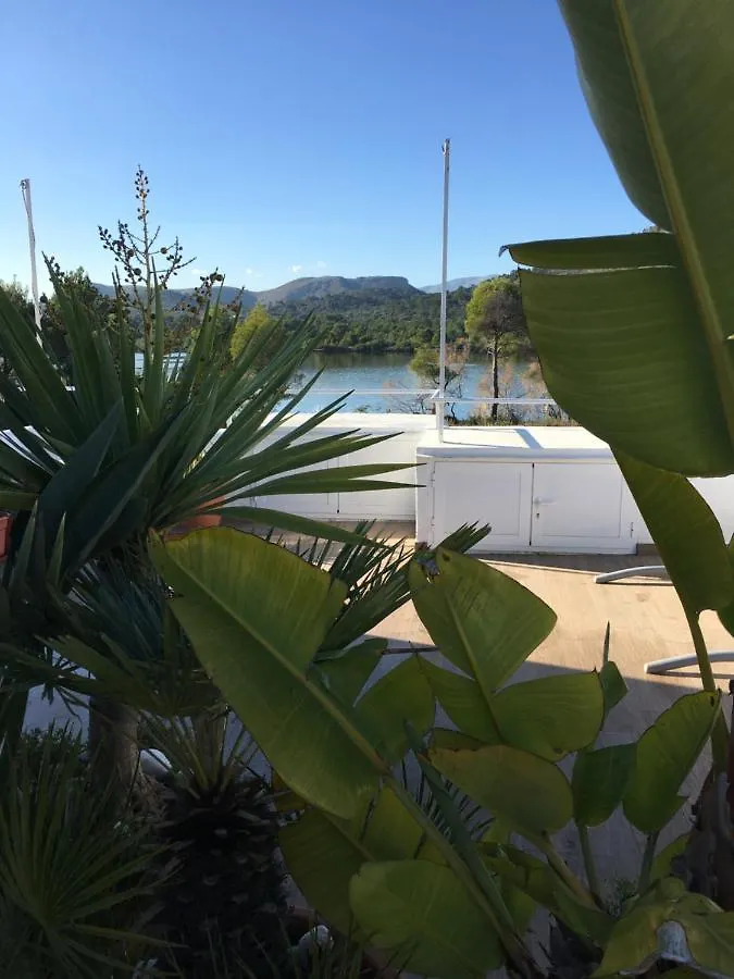 Beach Inn Apartment 알쿠디아
